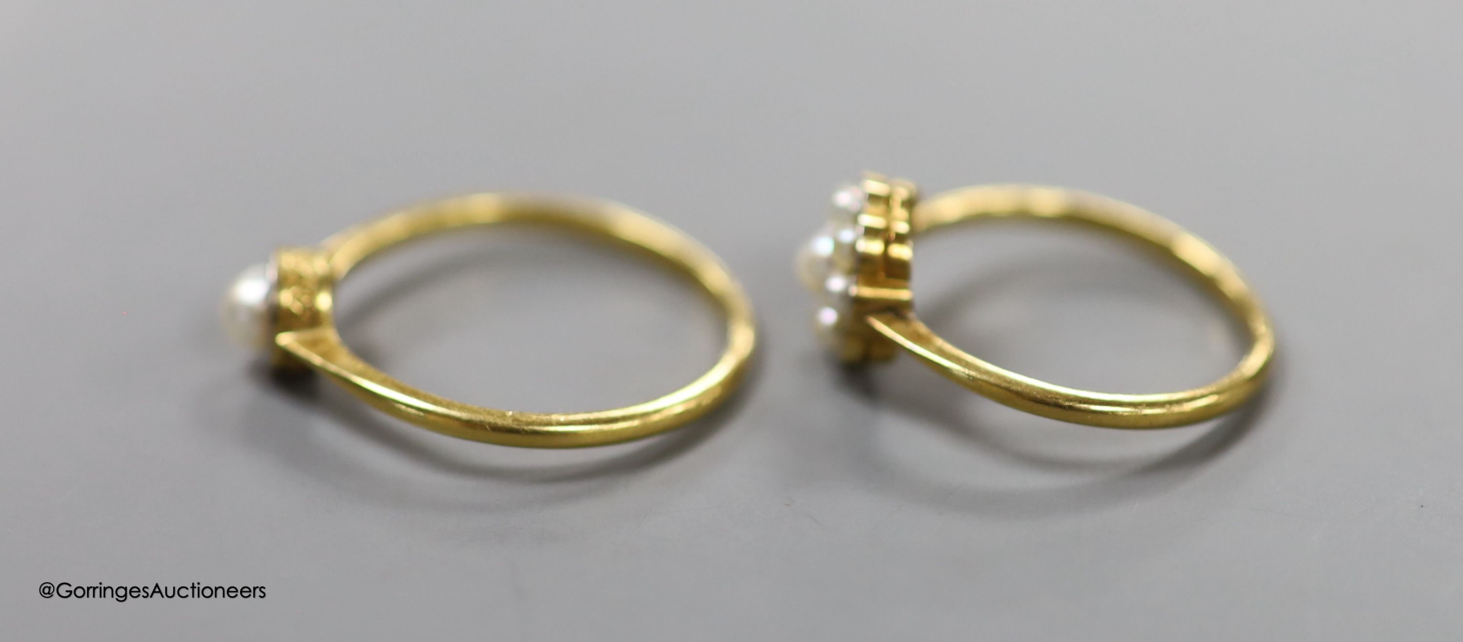 Two 18ct and cultured pearl set rings (single stone and cluster), sizes S & O, gross weight 5 grams.